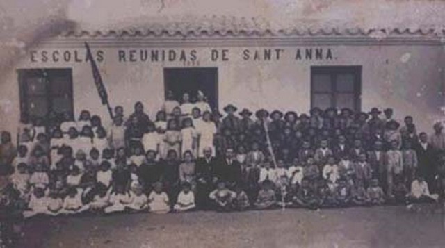 Foto com alunos e professores muito comum no século XIX.