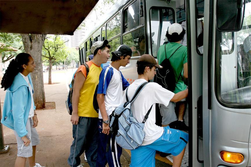 Alunos da rede pública da PB ganham passe livre no transporte coletivo