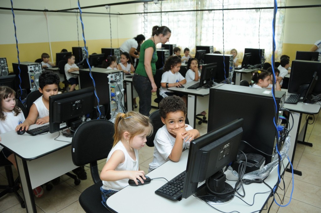 Quase metade das escolas públicas brasileiras ainda não contam com computador 2