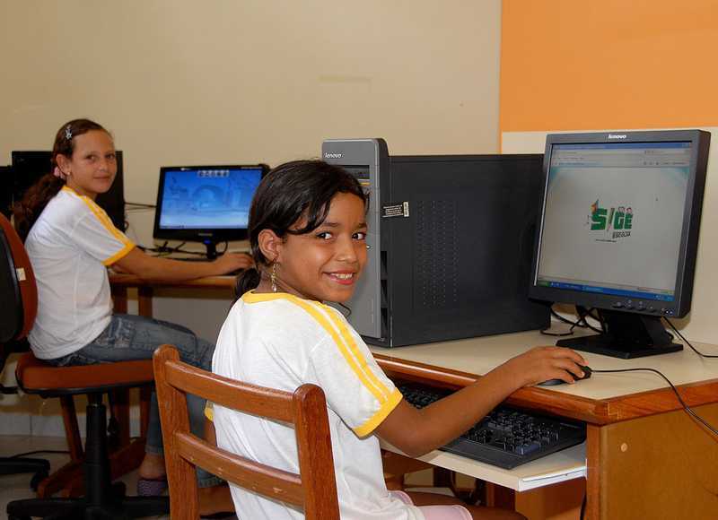 Quase metade das escolas públicas brasileiras ainda não contam com computador