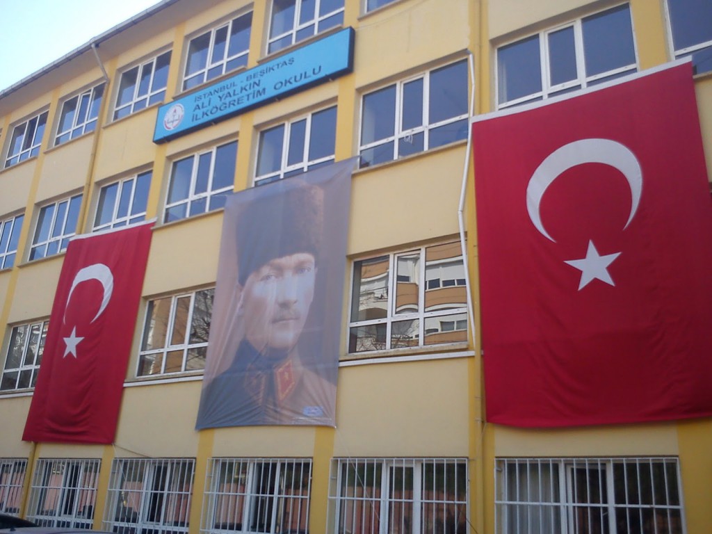 Alunos da Turquia não poderão mais ter tatuagens e piercings 2