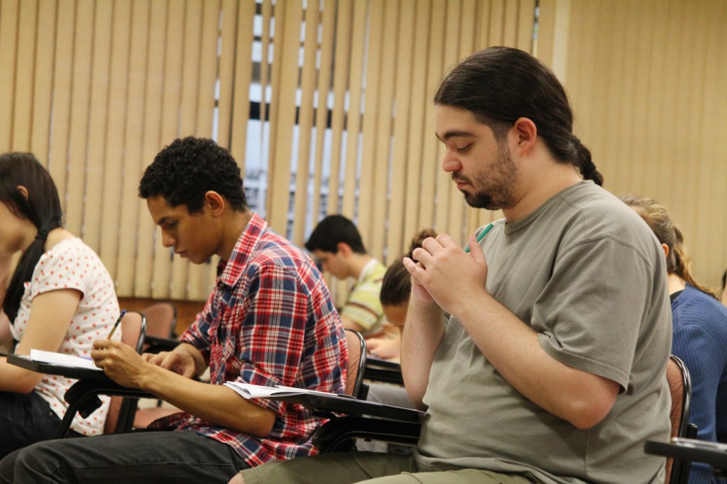 Candidatos prestam prova da Fuvest. Foto: Marcos Santos/USP Imagens
