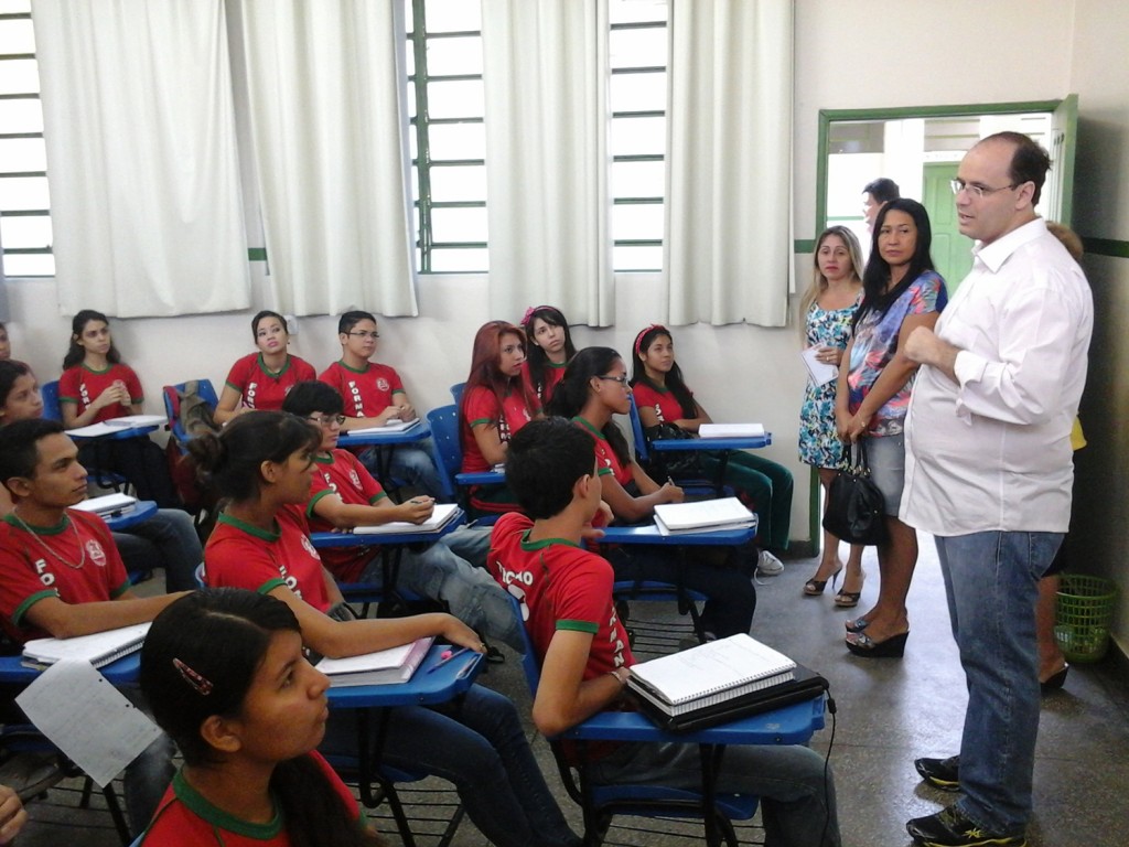 54 dos jovens concluem ensino médio até os 19 anos no Brasil