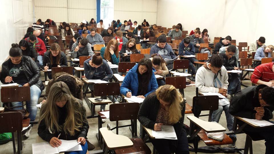 Alunos com menos dinheiro conseguem ganhar espaço em universidades públicas