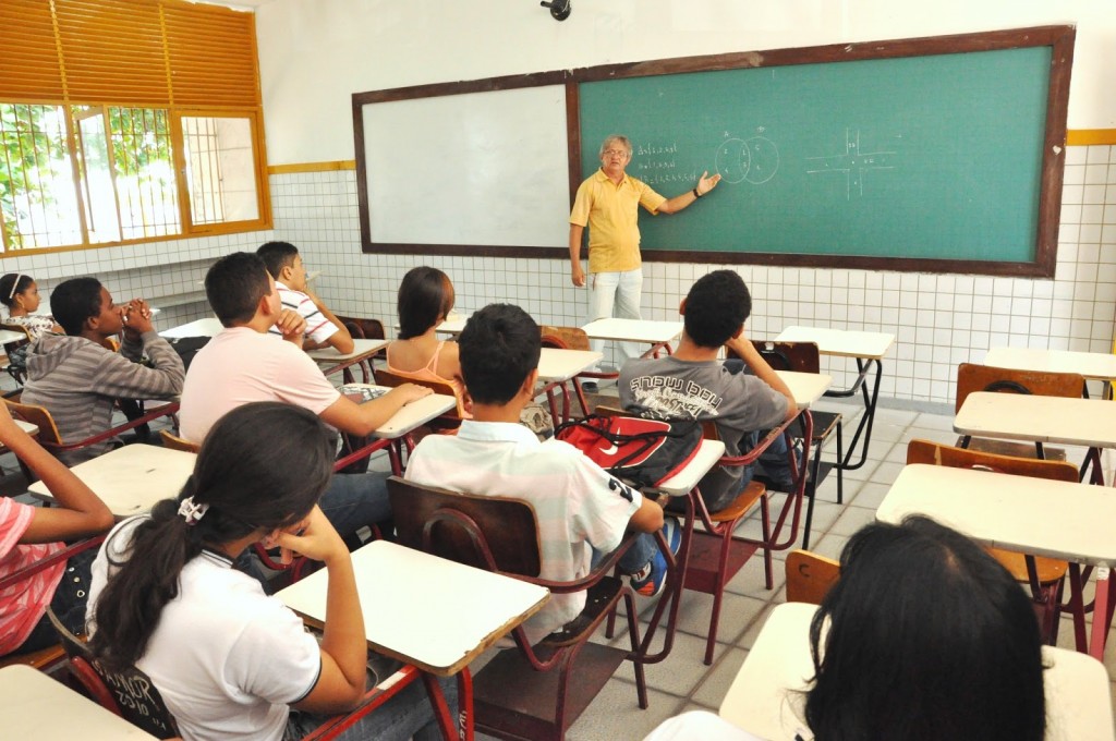 0,1 das escolas de ensino médio possuem todos professores atuando na área em que se formaram 2