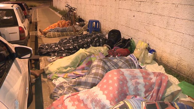 Acampamento é feito nas ruas do DF para pais conseguirem vagas em escolas públicas