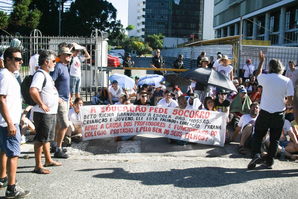 Professores estão em greve no Paraná e passam carnaval acampados