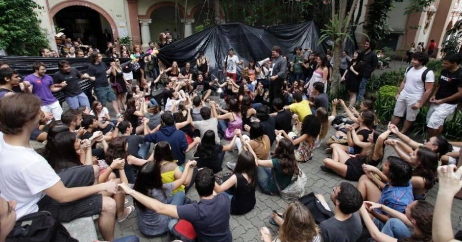 Alunos da PUC de São Paulo ocupam reitoria