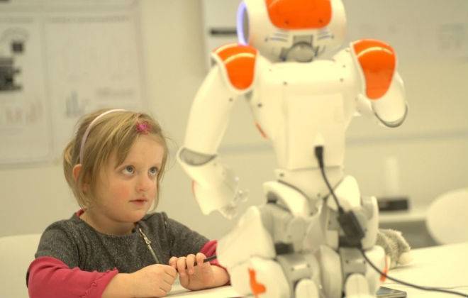 Escola na Suíça ensina crianças a escrever com a ajuda de robôs 2