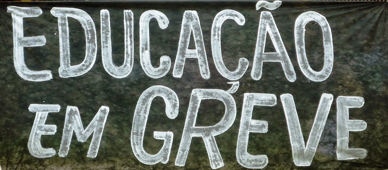 Professores de SP montam tenda para pressionar negociação durante greve