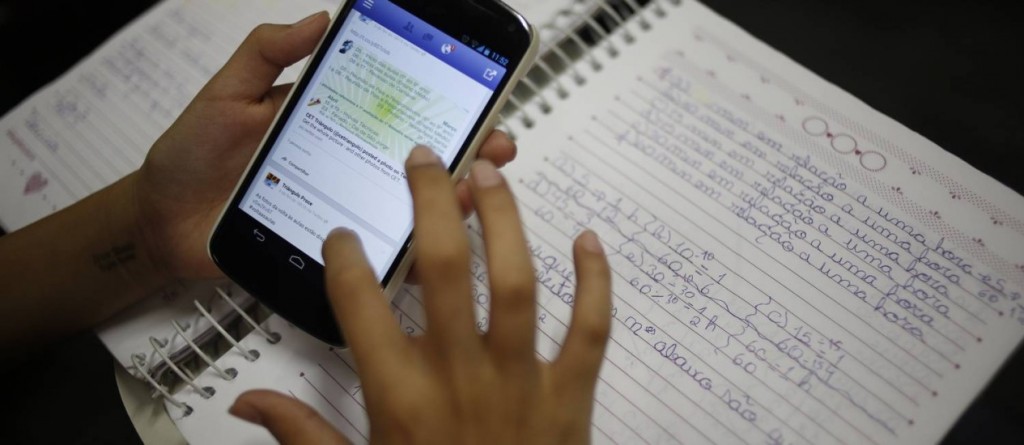 Pesquisa afirma que alunos que não utilizam celular possuem melhor desempenho escolar 2