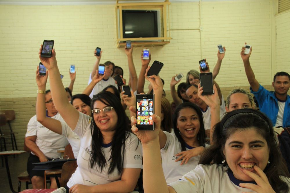 Pesquisa afirma que alunos que não utilizam celular possuem melhor desempenho escolar