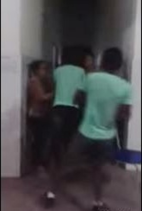 Vídeo mostra briga entre alunos e professor dentro de escola da BA 2