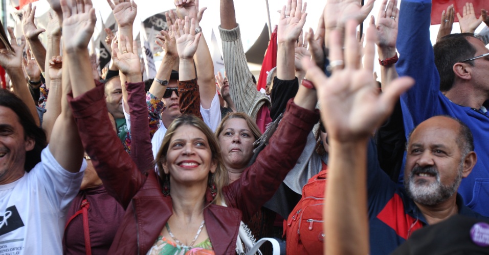 Paraná pode substituir professores grevistas por temporários