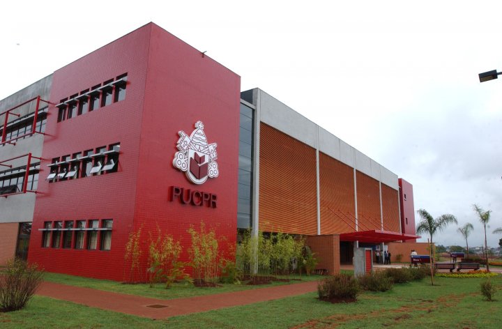 PUC do Paraná abre inscrições de vestibular com vagas no interior do estado