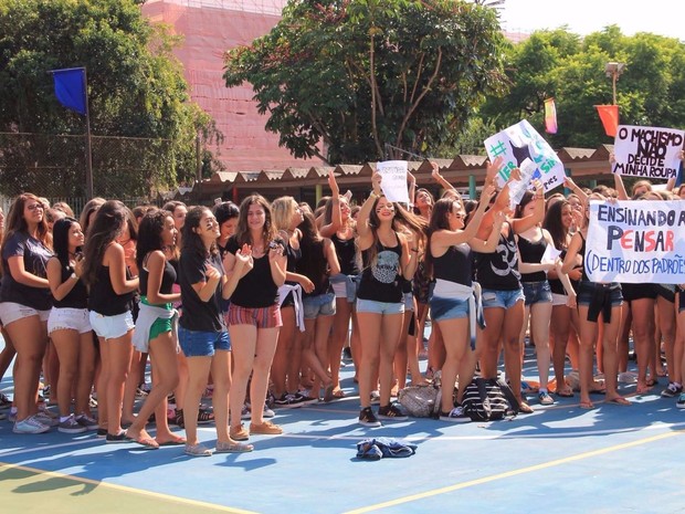 Alunas fazem protesto pelo direito de usar shorts em escola particular de Porto Alegre