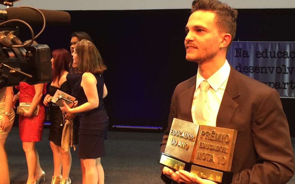 Professor do ano está sendo investigado por suposto diploma falso