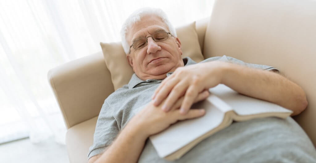 Por que idosos dormem menos do que jovens?