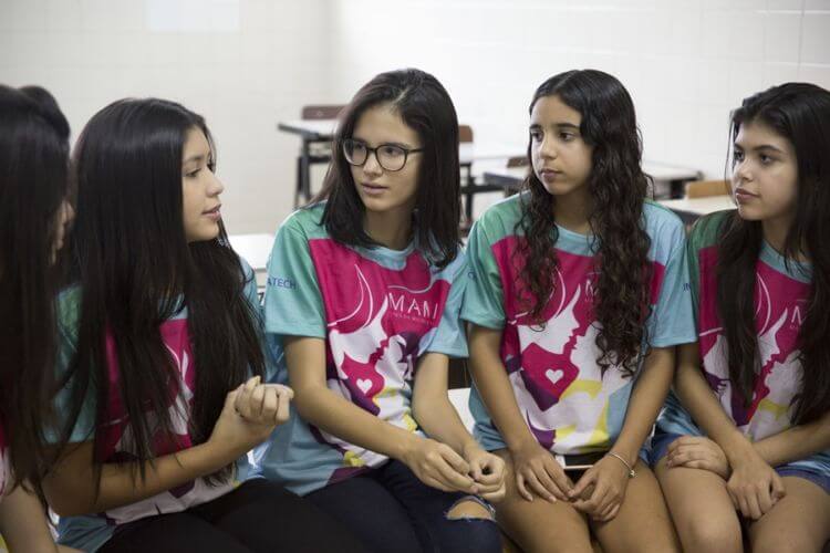 Levantamento mostra que meninas são melhores do que meninos na resolução de problemas