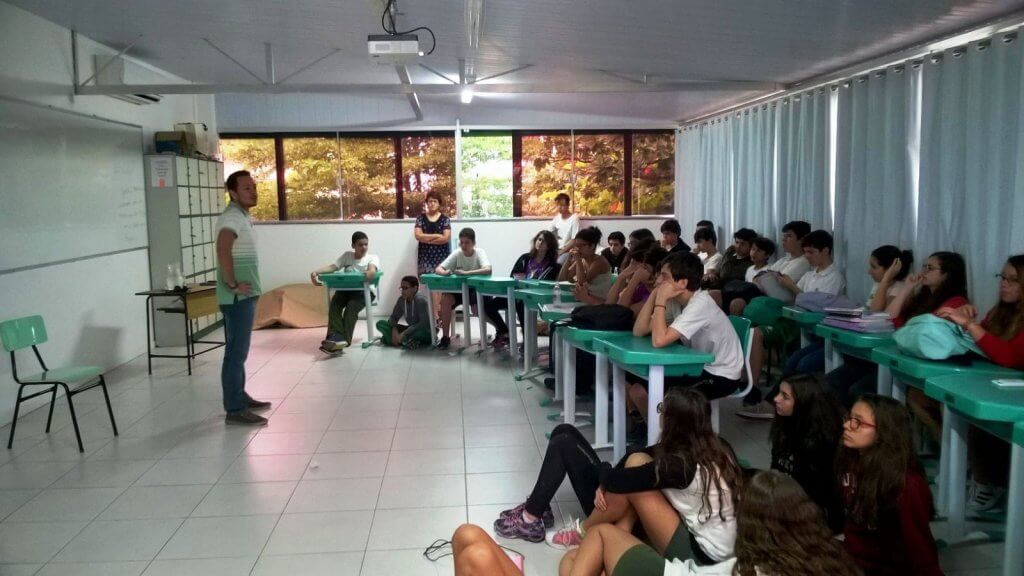 Levantamento mostra que meninas são melhores do que meninos na resolução de problemas