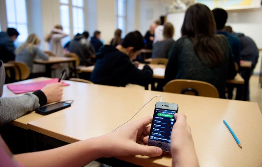 França proíbe celular dentro das escolas