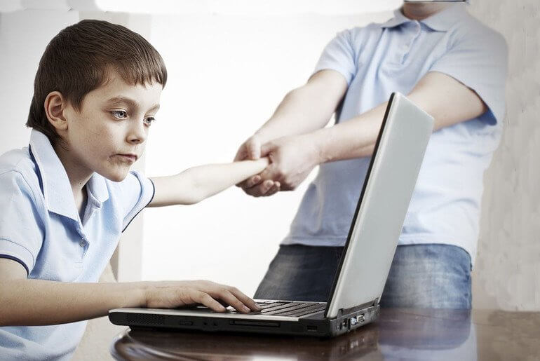 Tempo de tela pode causar depressão e ansiedade em crianças e adolescentes