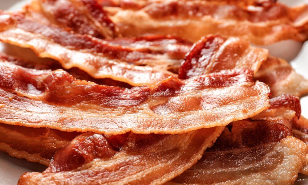 Restaurante oferece vaga para estagiário comer bacon