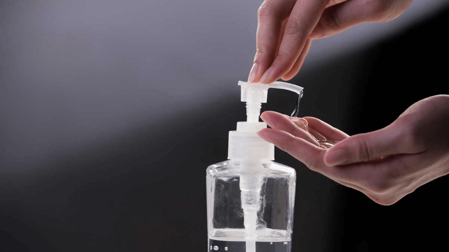 O que é mais eficaz para limpar as mãos? Água e sabão ou álcool?