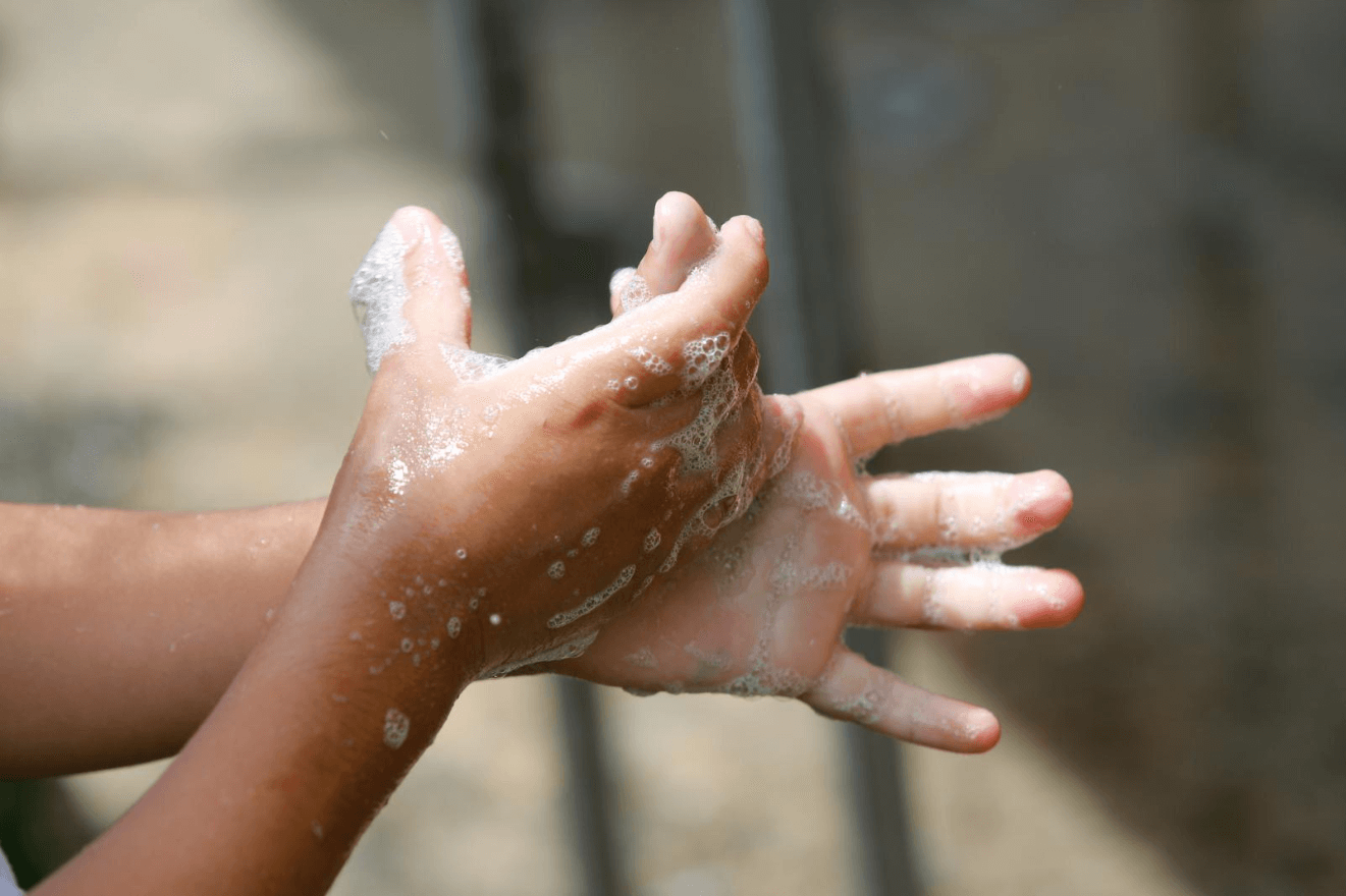 O que é mais eficaz para limpar as mãos? Água e sabão ou álcool?